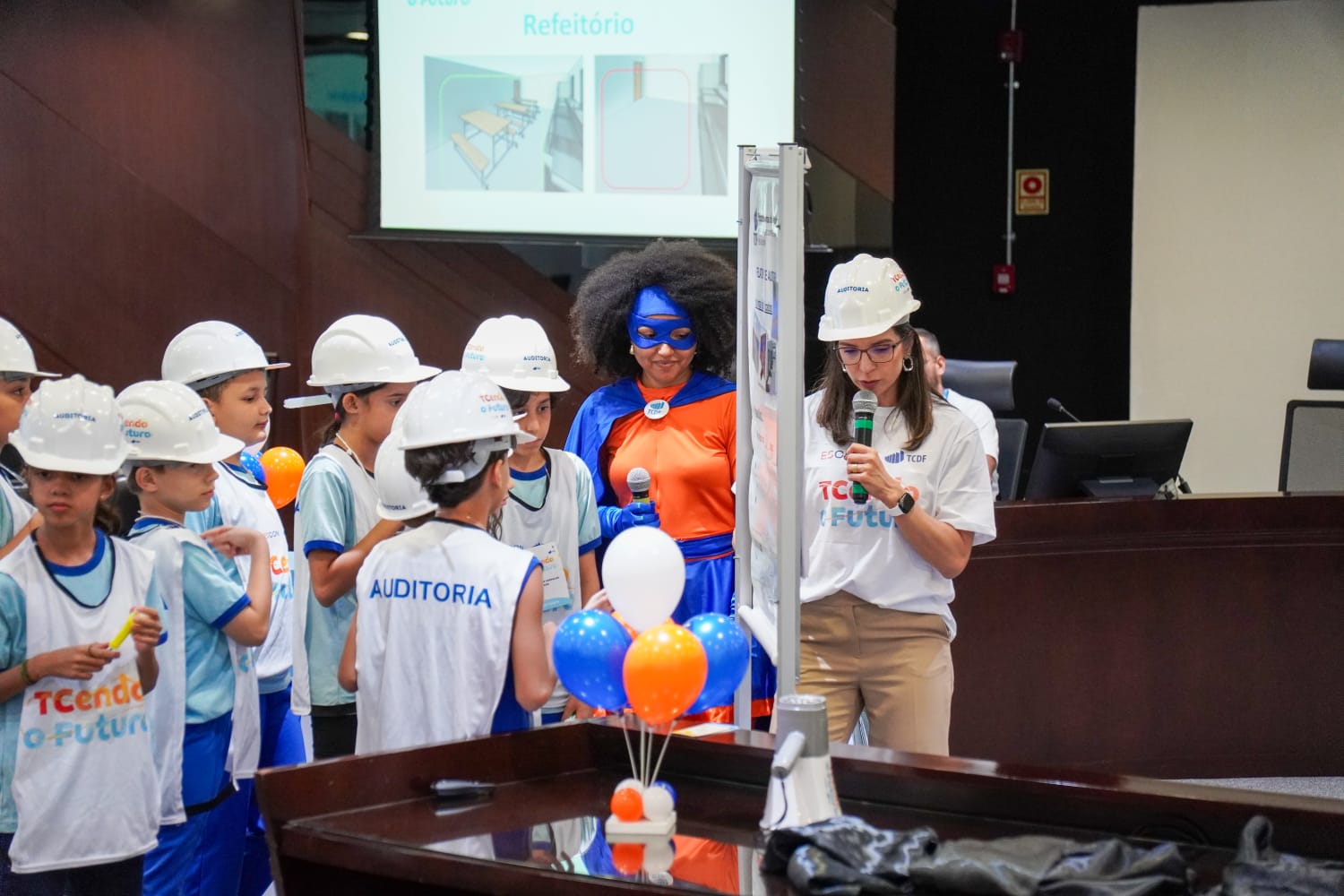 TCendo o Futuro: 160 estudantes da rede pública simulam fiscalização de obras no plenário do TCDF